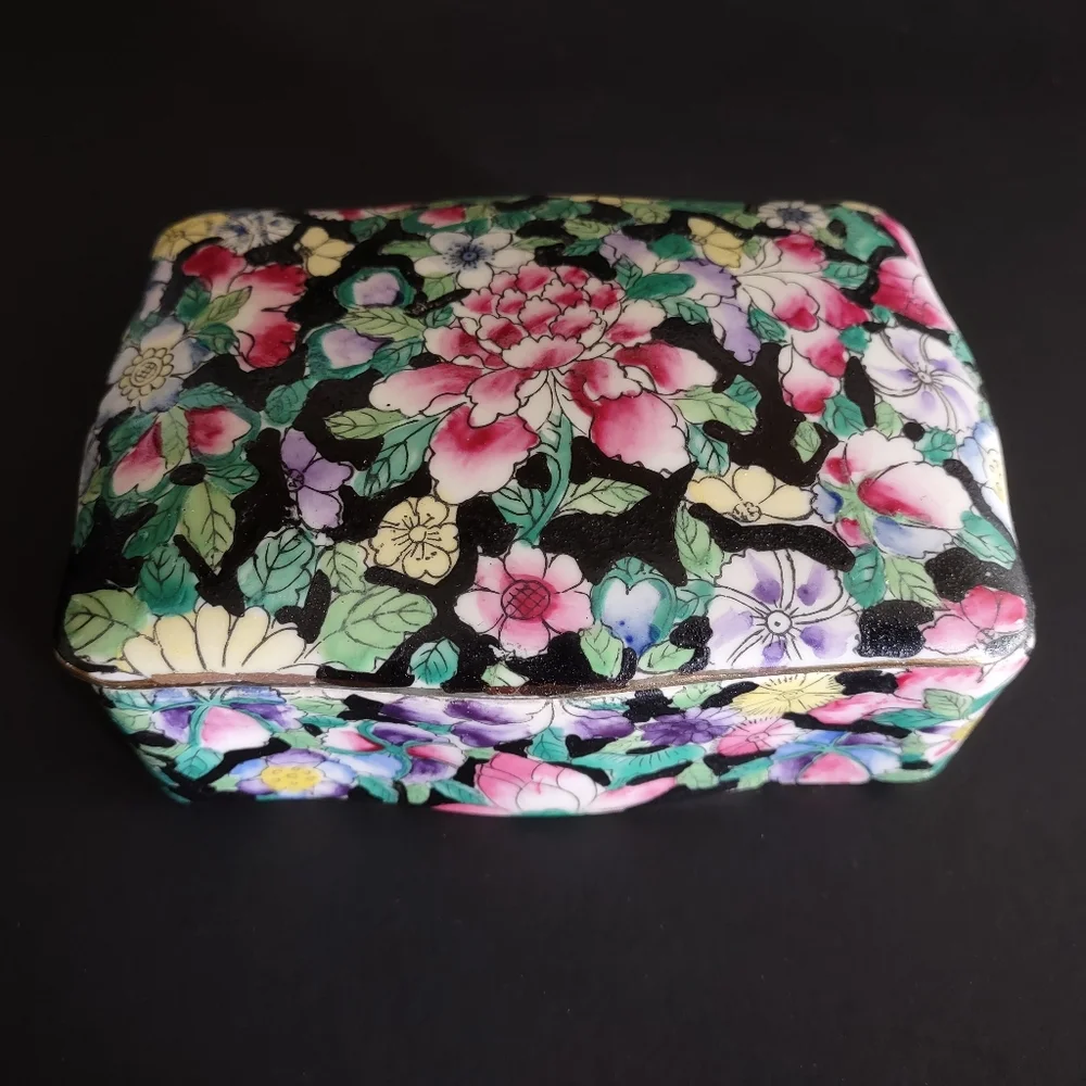 ‼️SOLD‼️ Handpainted 'Thousand flowers' Chinese Porcelain Ceramic Trinket Box - Picture 1 of 11